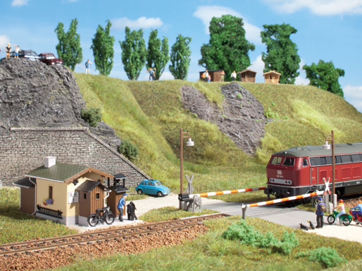 Level crossing and keeper’s house H0-Auhagen 11345