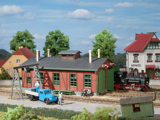 Narrow gauge engine shed with gantry crane 11355