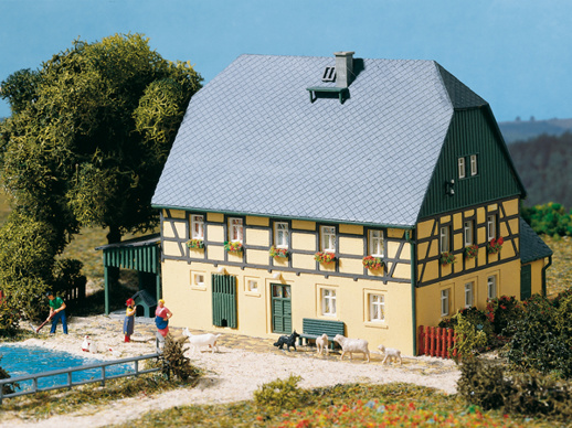 Large farmhouse with barn and shedH0-Auhagen 11359