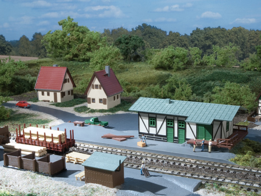 Freight shed with loading dock N-Auhagen 14451