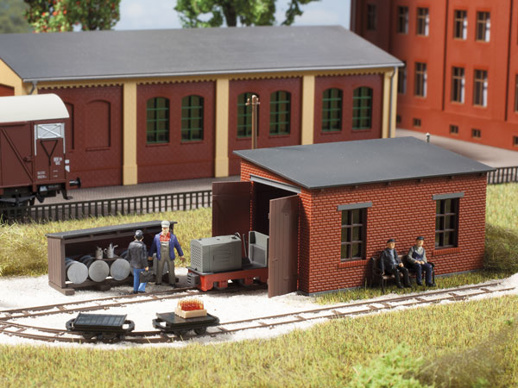 Narrow gauge engine shed with service station H0-A