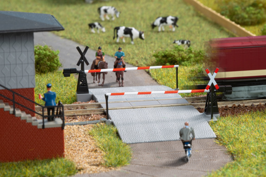 Level crossing with barrier N-Auhagen 44637